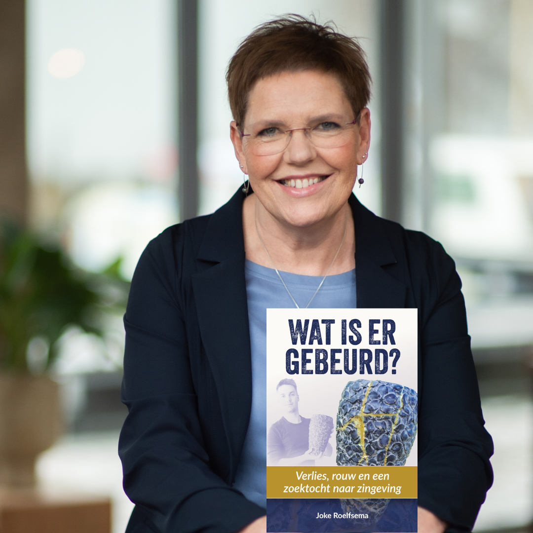 Roelfsemarouwcoaching_joke_met_boek_watisergebeurd_1080x1080 Joke Roelfsema met boek Wat is er gebeurd?